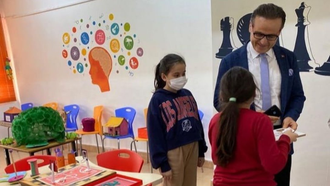 İlçe Milli Eğitim Müdürümüz, Barbaros İlkokulu'ndaki Oyuncak Sergisini Ziyaret Etti.