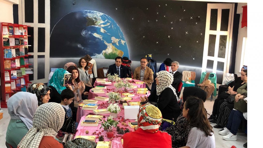 İlçe Kaymakamımız Mehmet Emre Yıldız ve İlçe Milli Eğitim Müdürümüz Fedai Akın, 'Okuyan Kadınlar Kulübü'nün Kitap Yorumlama Etkinliğine Katıldı