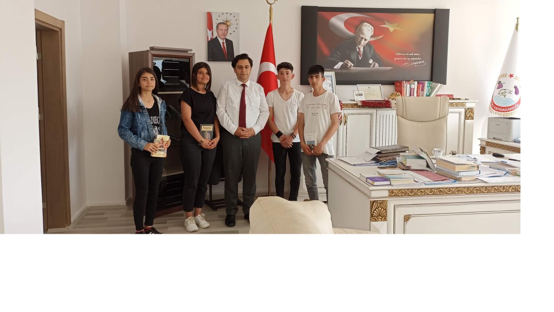 Öğrencilerimizden İlçe Kaymakamımız Mehmet Emre Yıldız ve İlçe Milli Eğitim Müdürümüz Fedai Akın'a Ziyaret