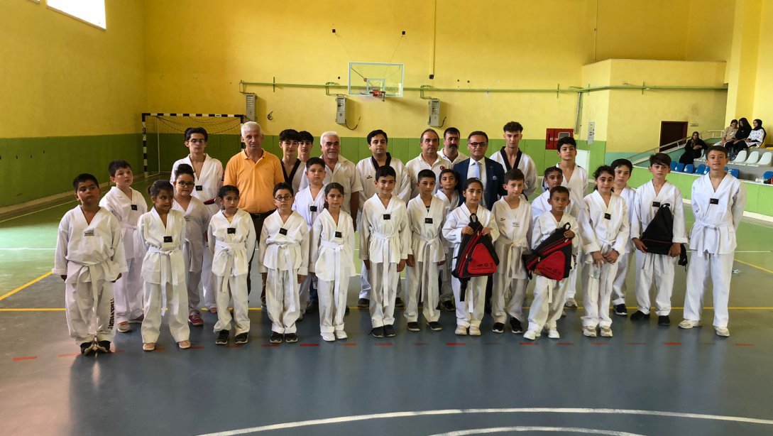İlçe Milli Eğitim Müdürlüğümüz tarafından açılan Taekwondo kursumuzda kuşak sınavı töreni yapıldı
